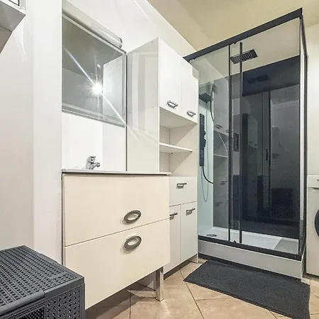 2 Bedroom Stunning In Apartment *